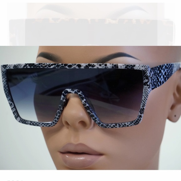 Accessories - Oversized sunglasses